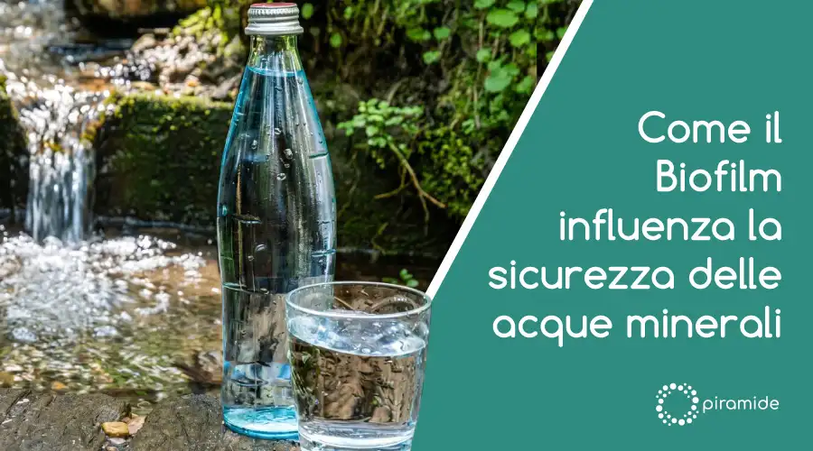 immagine di una bottiglia di acqua davanti ad una cascata. A lato la scritta bianca su fondo blu "Come il Biofilm influenza la sicurezza delle acque minerali"