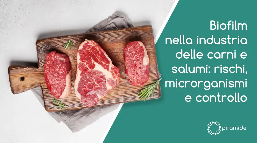 immagine di un tagliere di carne sul lato destro la scritta bianca su fondo verde: Biofilm nell'industria delle carni e dei salumi: rischi, microrganismi e controllo.
